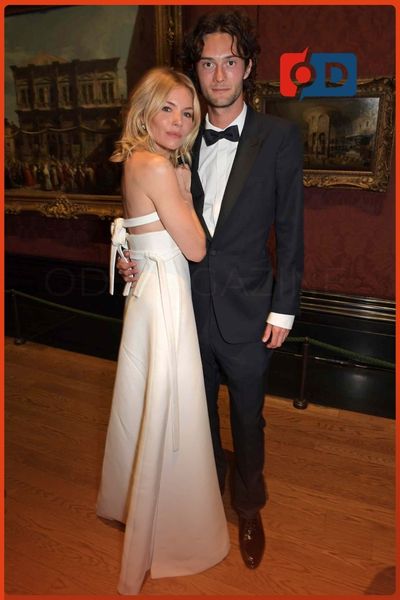 Sienna Miller WIth Oil Green